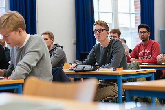 Studierende des Departments Maschinenbau und Produktion während einer Vorlesung bei Prof. Dr. Teschke