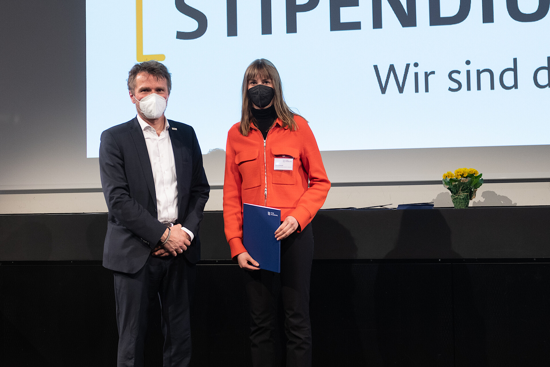 HAW Hamburg invites the new scholarship winners and their sponsors to the awards ceremony at the Forum Finkenau.