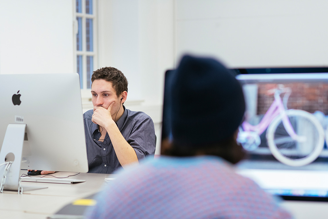 Studierende der Fakultät Design, Medien und Information im Computerlabor