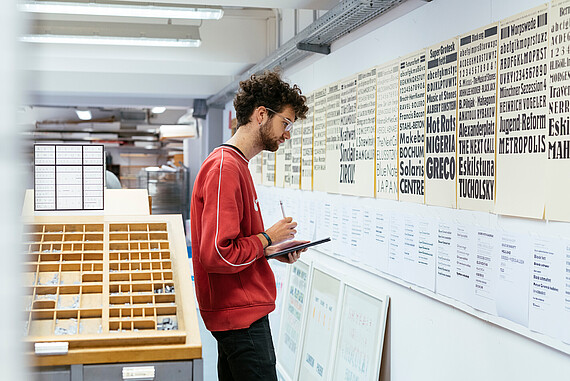 
                                Studierende der Fakultät Design im Bleisatz Labor
                            