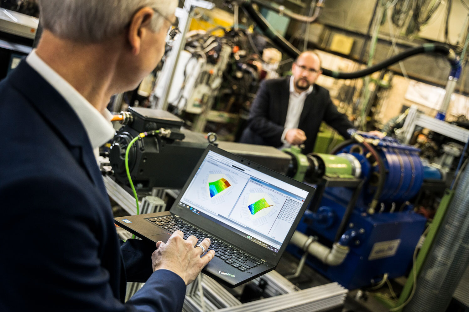 
                Prof. Dr.-Ing. Ihme-Schramm zeigt das Programm des Hybridprüfstands auf seinem Laptop.
            