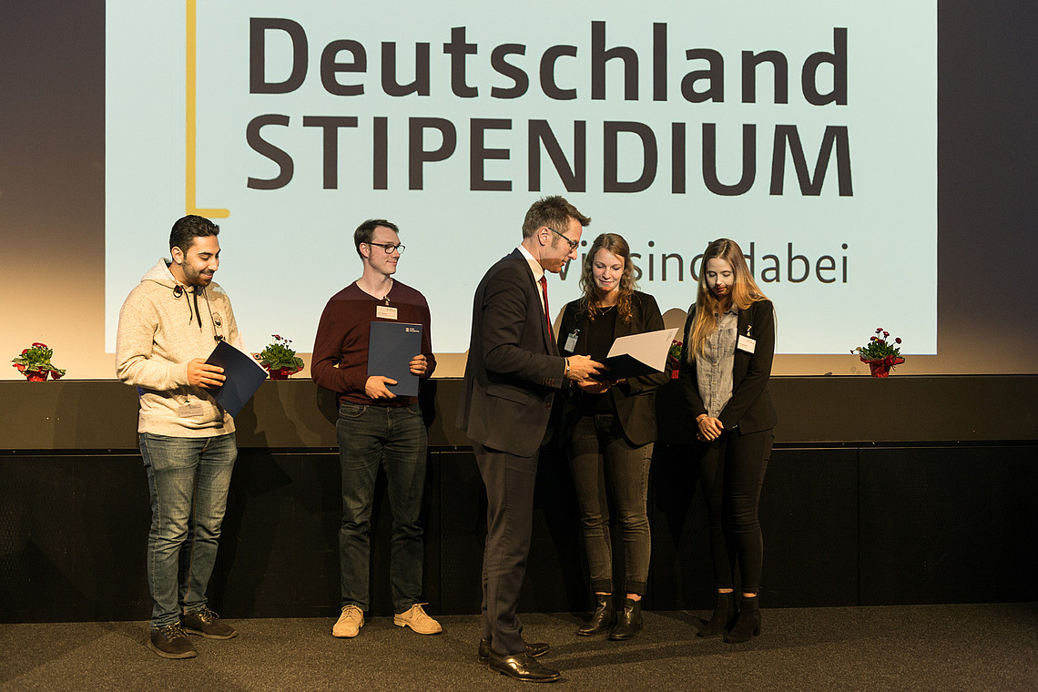 Vergabefeier des Deutschlandstipendiums-8 Hochschulpräsident der HAW Hamburg, Prof. Dr. Micha Teuscher überreicht die Stipendienurkunden