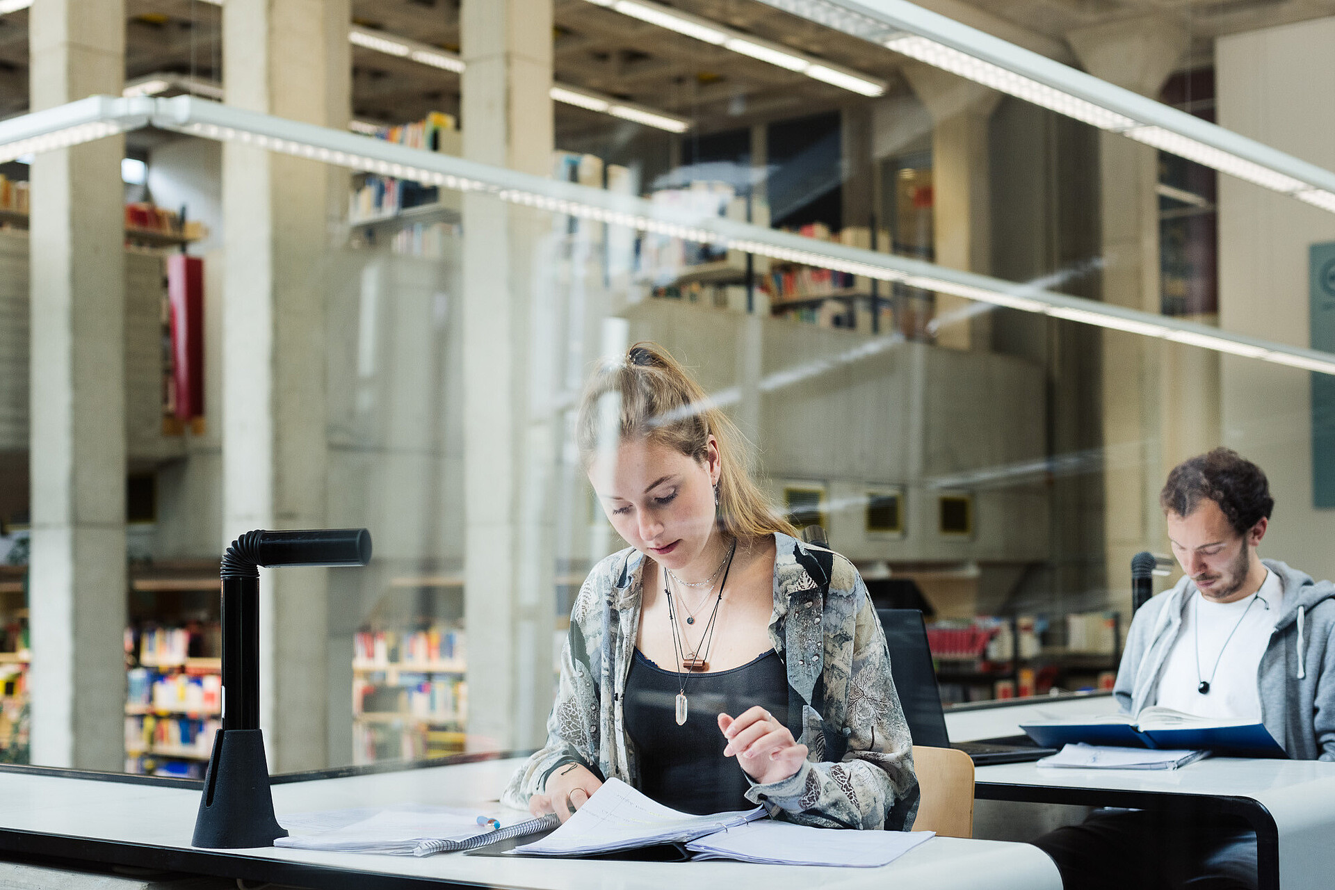 
                                                Studierende auf dem Campus der HAW Life Sciences
                                            