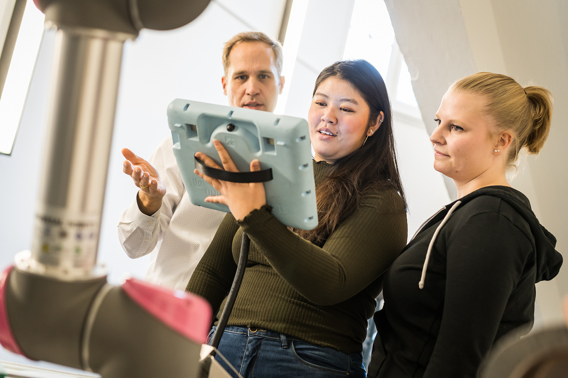 Studierende im Labor für Logistik