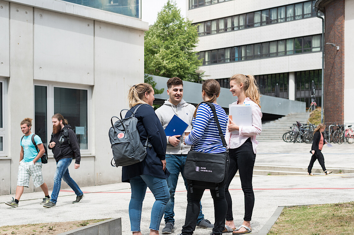 Campus Berliner Tor mit Studierenden