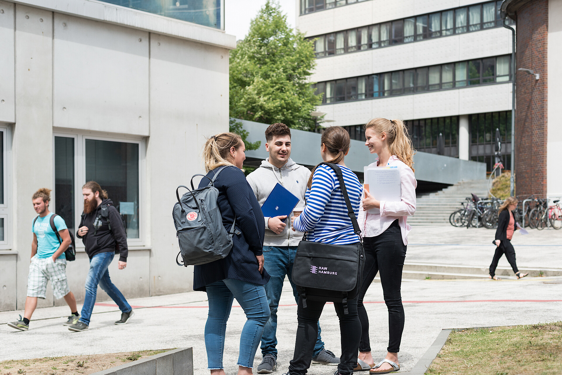 Students at the Berliner Tor Campus