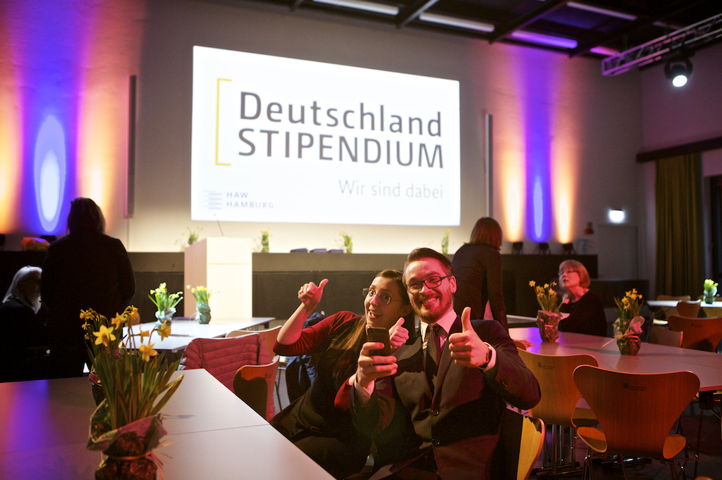 Vergabefeier des Deutschlandstipendiums 2018-2 Zwei Stipendiat*innen freuen sich über den Erhalt des Deutschlandstipendiums
