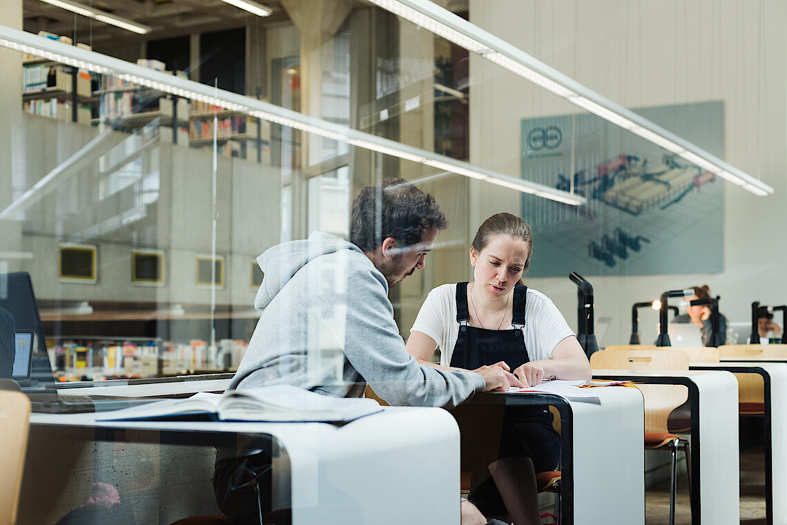 Studierende auf dem Campus der HAW Life Sciences