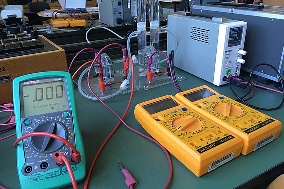 Brennstoffzellen-Versuchsstand des Experimentalphysik Labors.