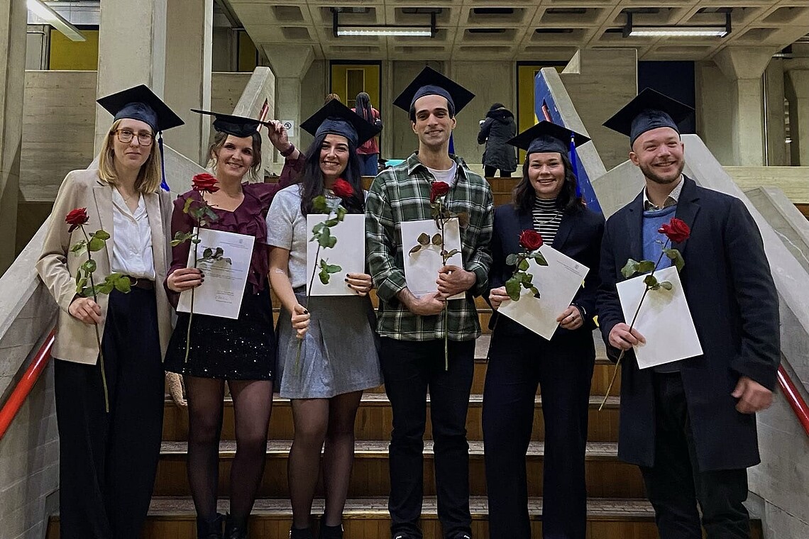 Die  Absolvent:innen des Master Health Sciences stehen auf einer Treppe, damit ein Gruppenfoto gemacht werden kann.
