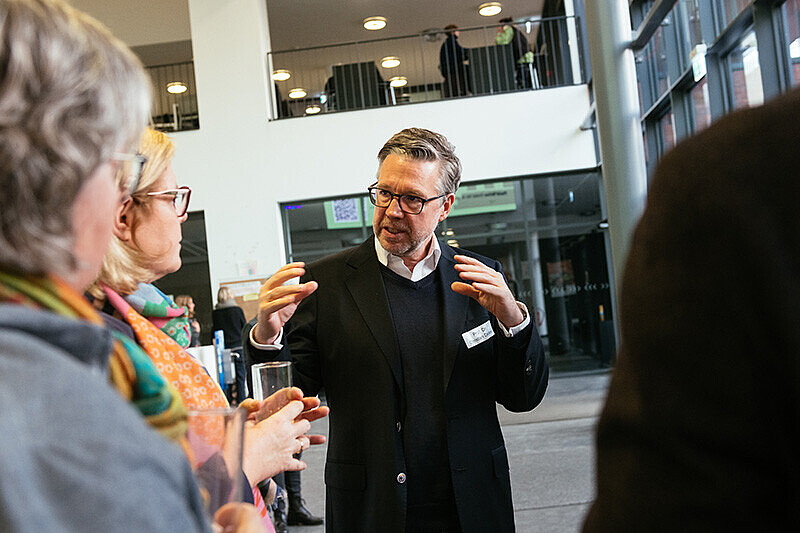 drei Personen in Diskussion