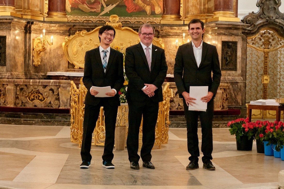 Zeugnisvergabe in der St. Michaelis Kirche.