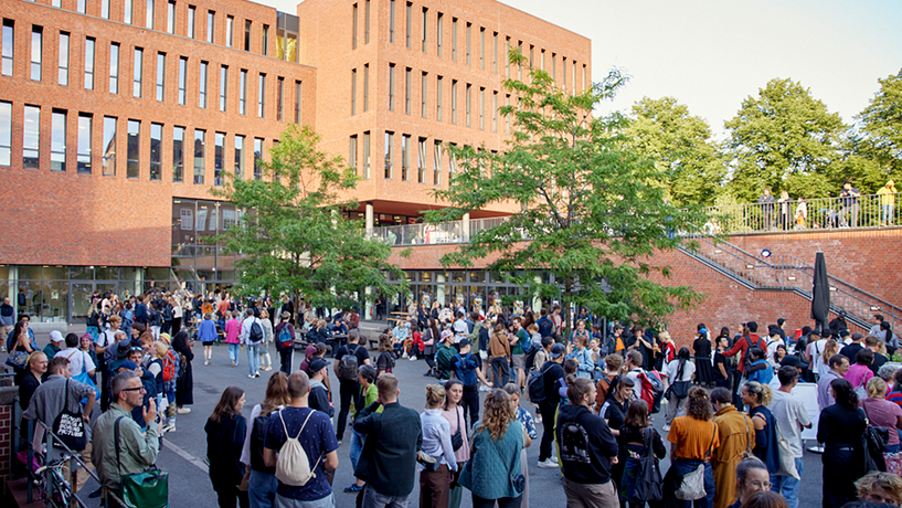 Blick auf den gefüllten Campus zum Rundgang Finkenau 2023