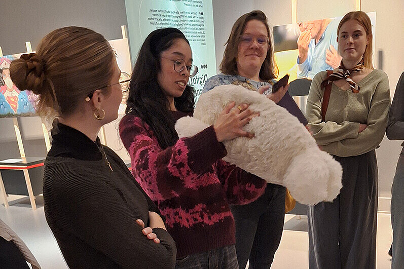 Der Therapieroboter hat den gewünschten Effekt. Mit Kindchen-Schema und seinen großen Kulleraugen bringt er auch die Studierenden zum Lächeln.