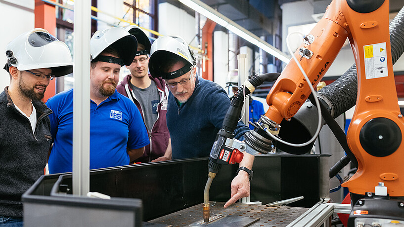 Studierende und Angestellte des Departments Maschinenbau und Produktion im Labor Fügetechnik