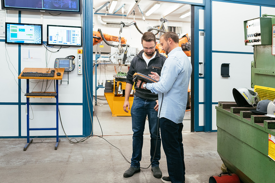 Studierende und Angestellte des Departments Maschinenbau und Produktion im Labor Fügetechnik