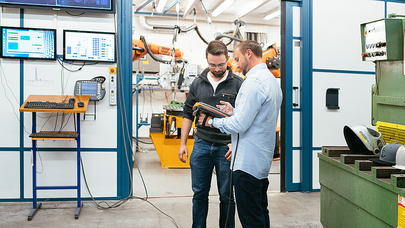 Studierende und Angestellte des Departments Maschinenbau und Produktion im Labor Fügetechnik