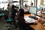 Multimedia Systems
Ein Arbeitsraum mit mehreren Personen, die zusammen an Computern arbeiten.