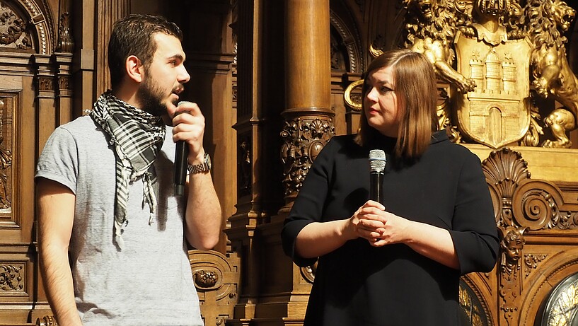 Ahmed Daaboul aus Syrien wird von Katharina Fegebank interviewt. 