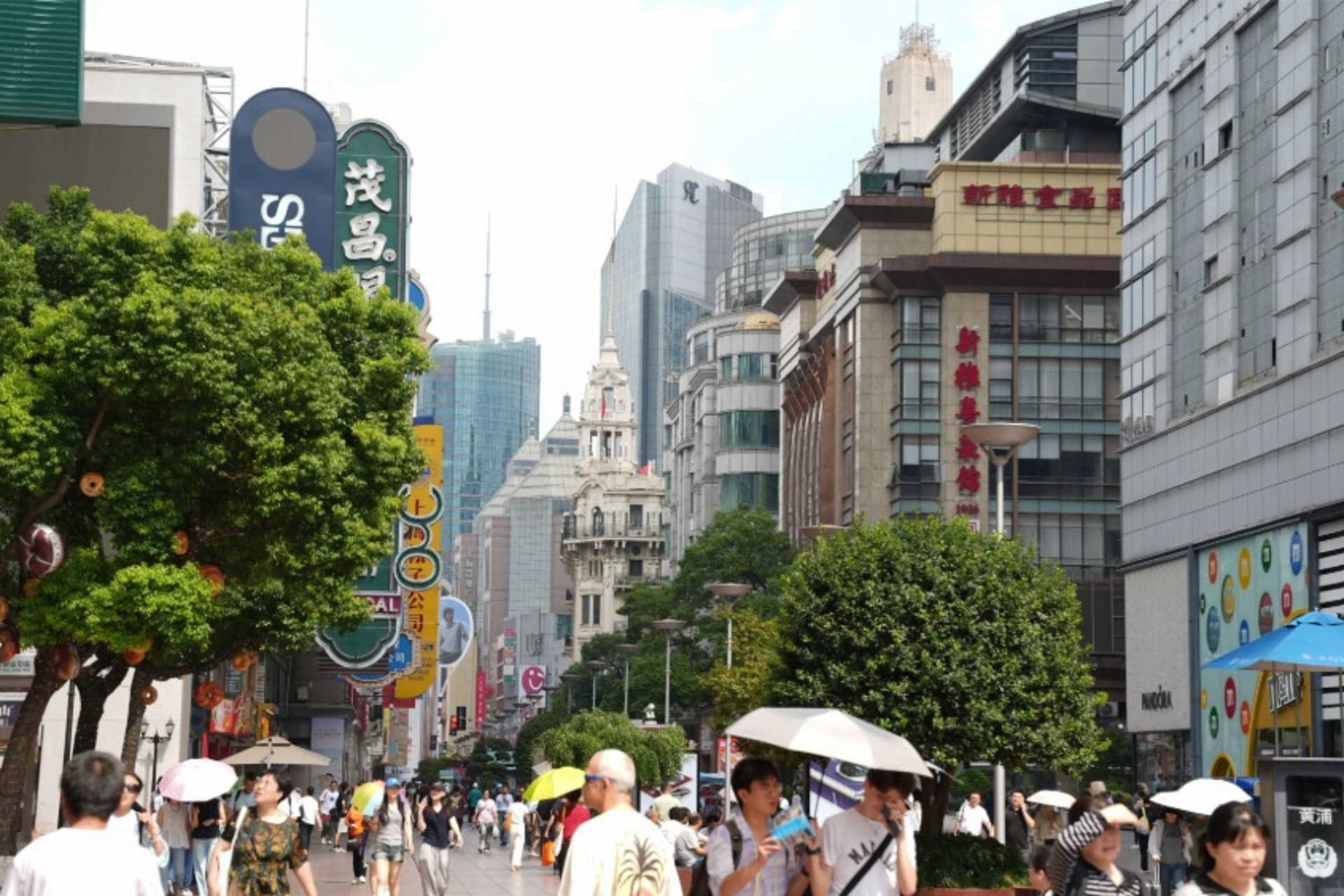 
                                                Foto von einer belebten Straße in Shanghai
                                            