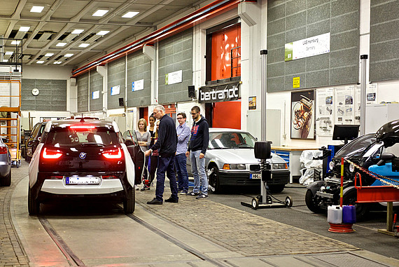 Studierende der HAW Hamburg im Fahrzeuglabor