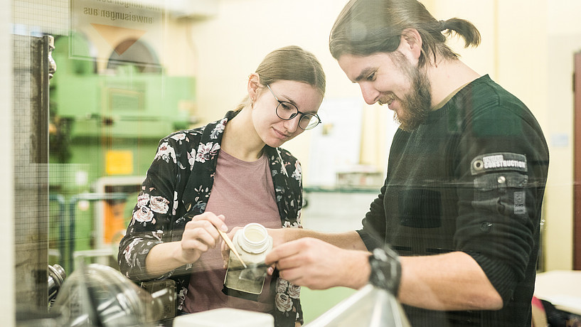 Studierende im Labor für Umformtechnik
