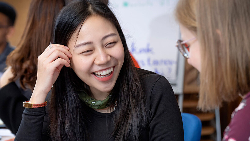 Lachende Studentin bei der Welcome Week 2019