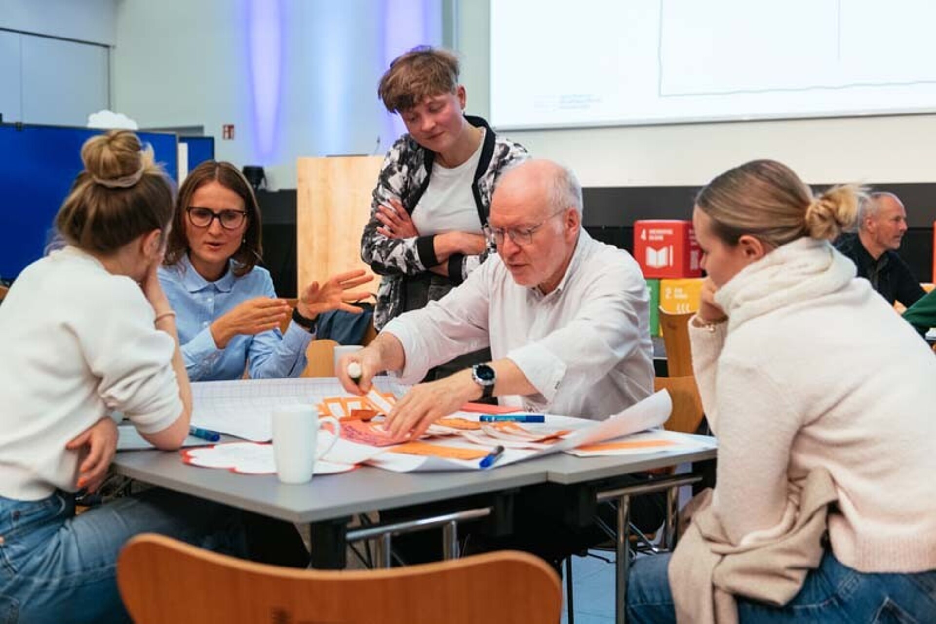 
                                                Es ist ein weiterer Arbeitstisch zum zkh-Projekt abgebildet
                                            