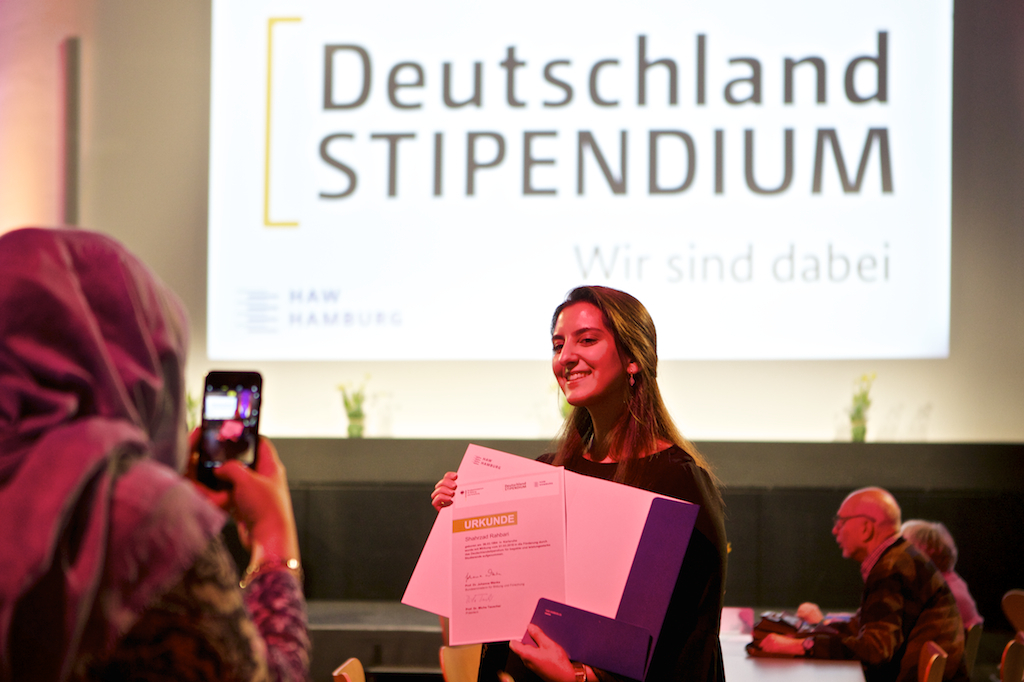 Vergabefeier des Deutschlandstipendiums 2018-1 Eine Stipendiatin freut sich über den Erhalt des Deutschlandstipendiums