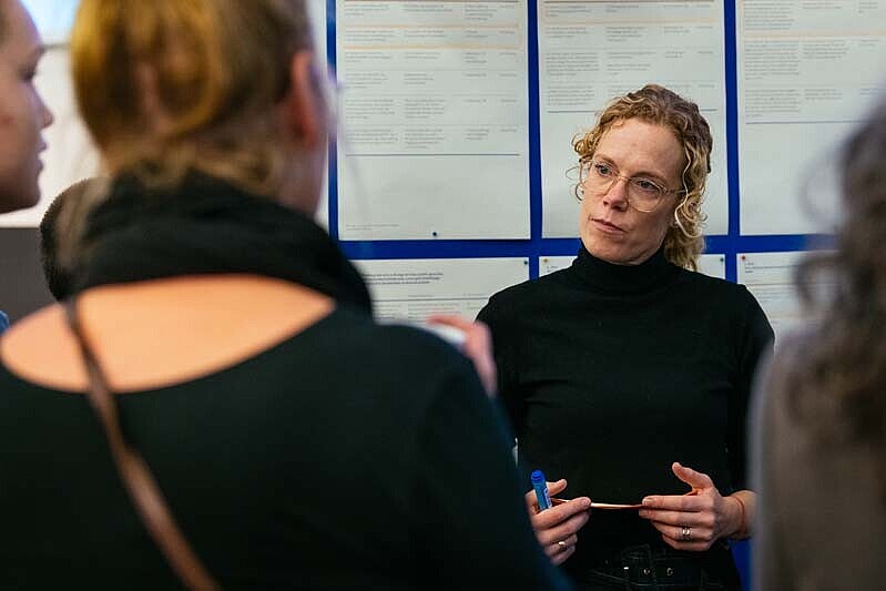 Die Referentin Nachhaltigkeit steht vor der Metaplanwand