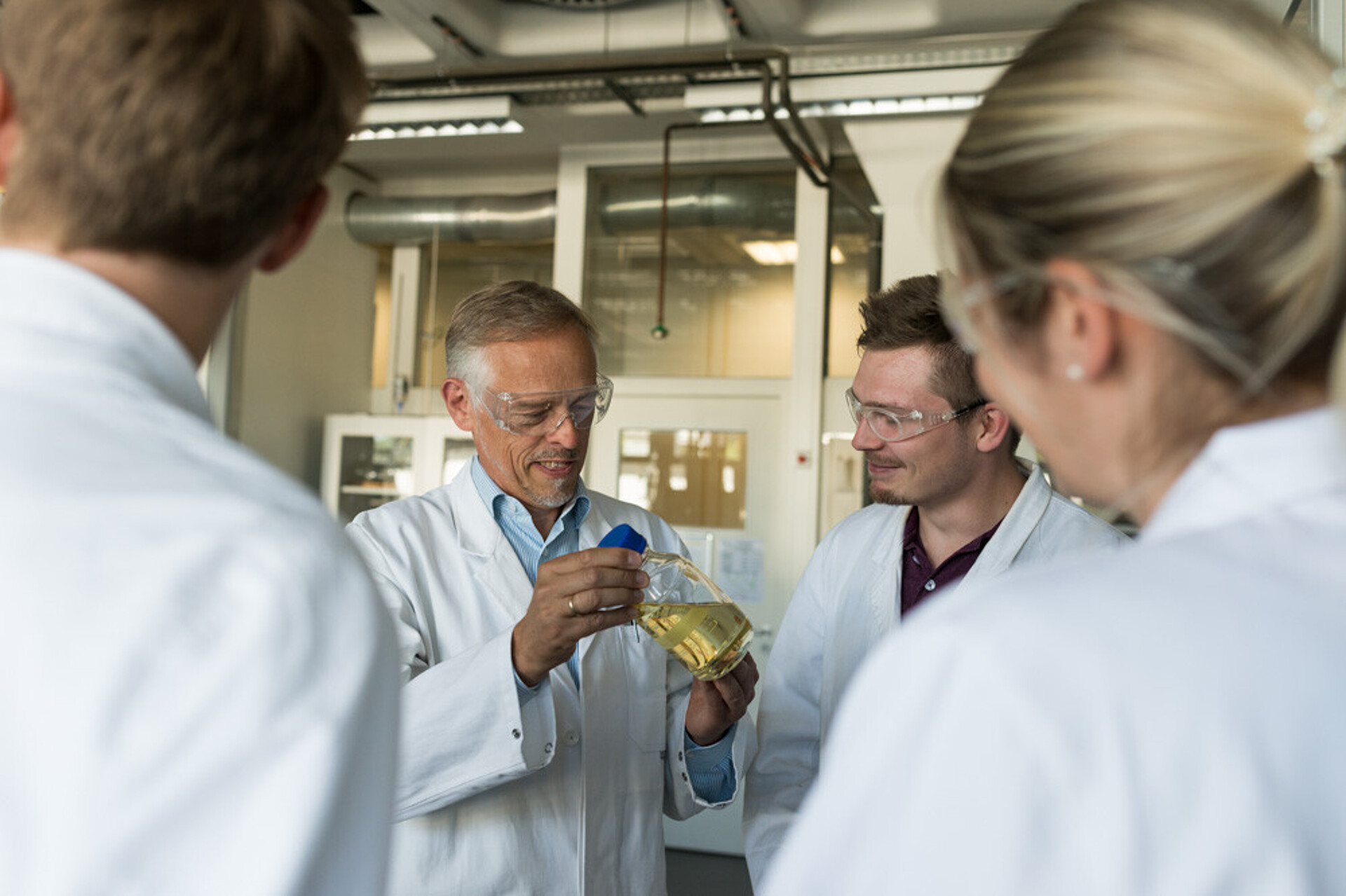 Studierende mit Professor im Life-Sciences-Labor