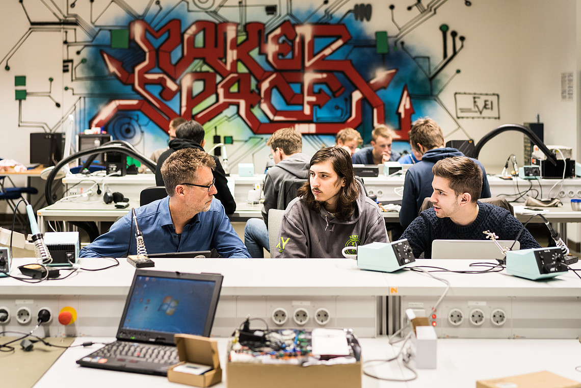 Makerspace und Drohnenprojekt, Studierende im Seminarraum
