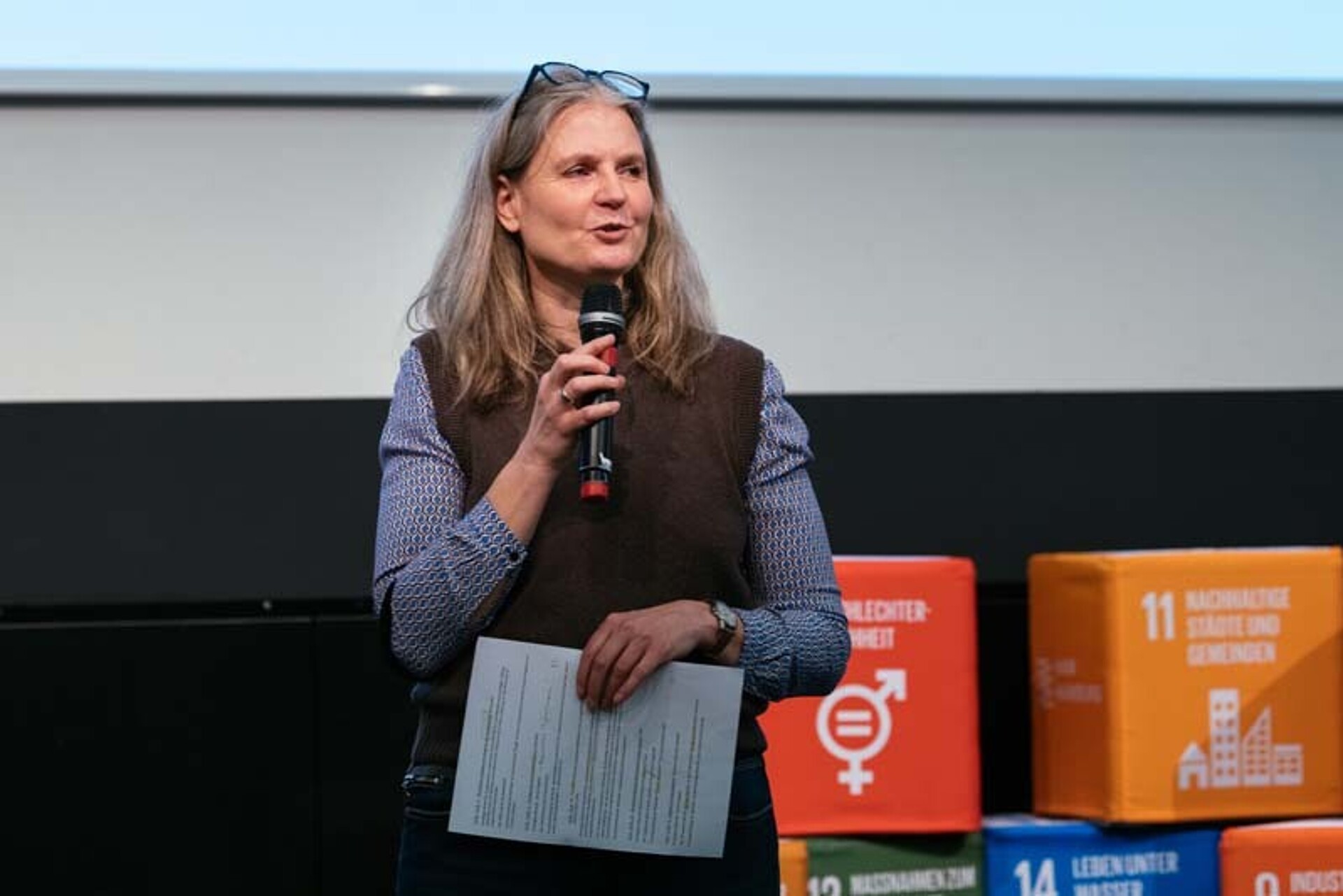 
                                                Alexandra Reith (zkh) spricht
                                            