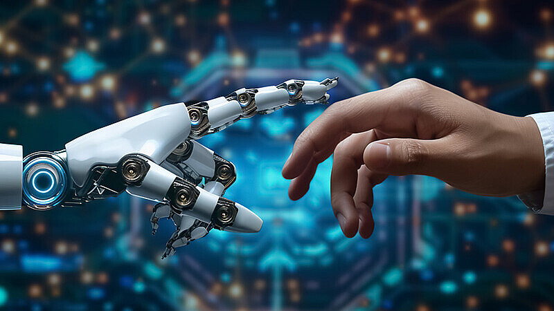 Künstliche Hand und menschliche Hand berühren sich vor digitalem Hintergrund