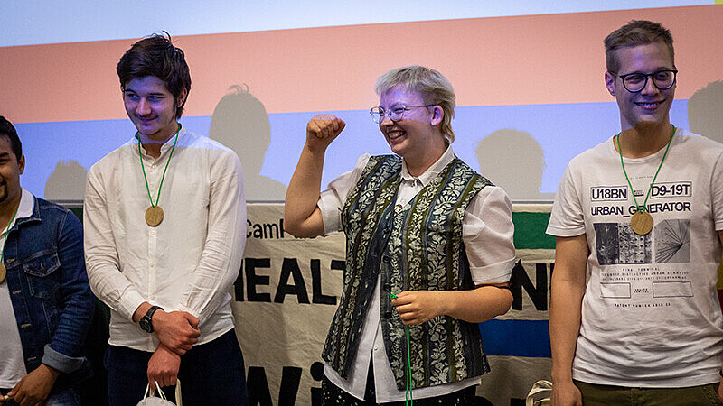 Preisträger Ivan Schremf auf der Bühne vom Healthyland 2022