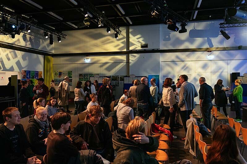 Die Atmosphäre im Raum wird gezeigt