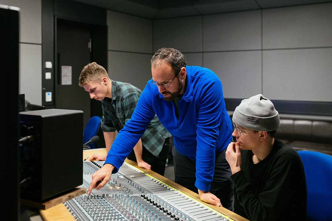 Studierende des Departments Medientechnik im Tonlabor