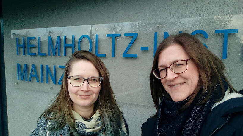 Das Foto zeigt das Projektteam vor dem Helmholtz-Institut in Mainz anlässlich der Herbst-Mitgliederversammlung des Forum Mentoring im November 2019.