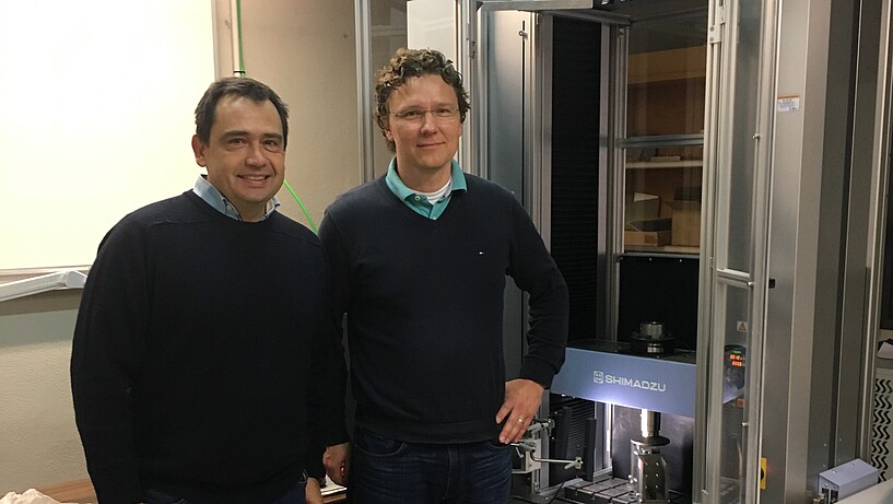 Prof. Dr. Juan Antonio Garcia-Manrique (links) und Prof. Dr. Markus Linke (rechts) bei Laborversuchen an Compression-After-Impact-Proben an der Universitat Politècnica de Valencia 