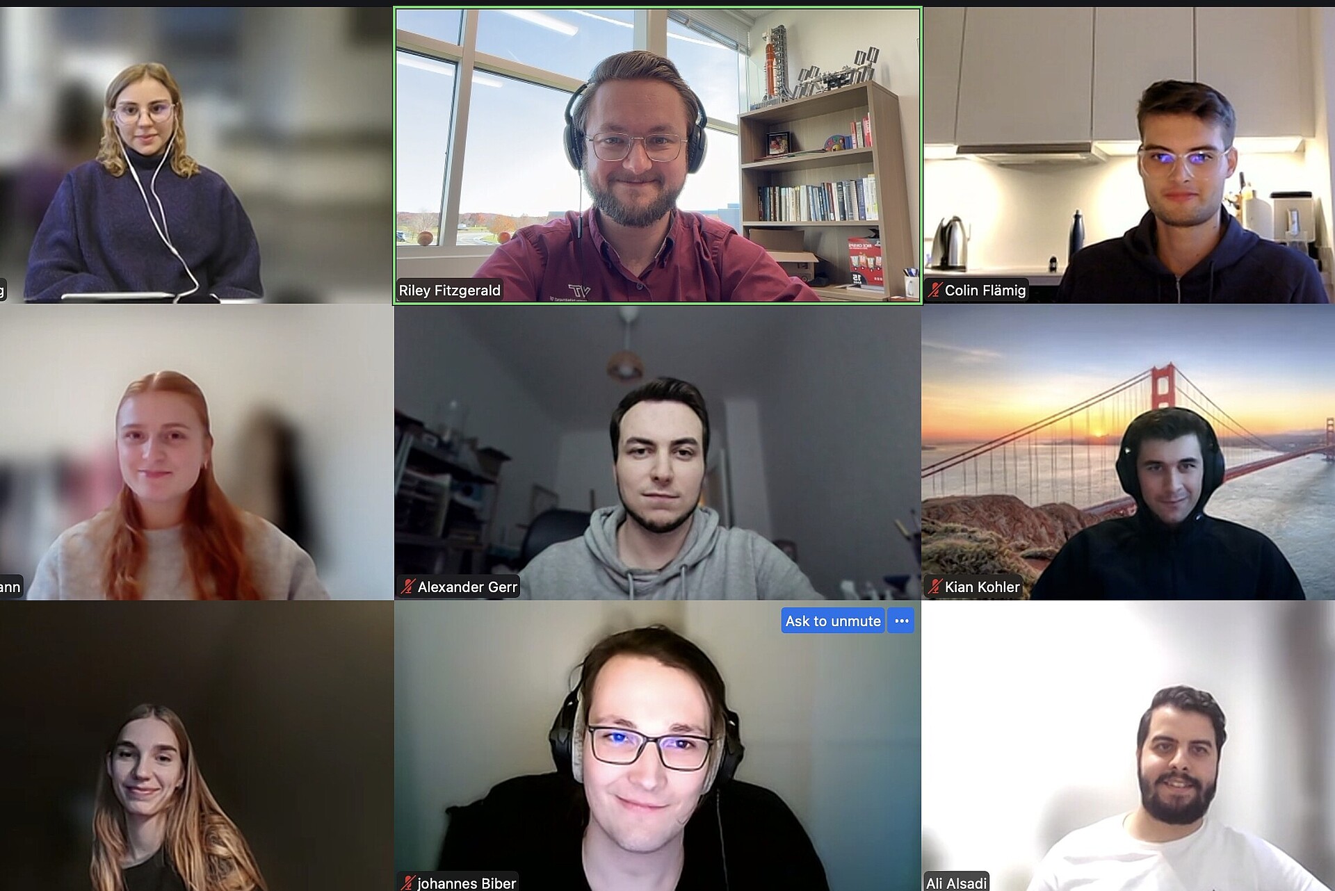 
                                                Screenshot of Zoom session with students
                                            