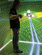 VR Cave
Eine Person steht in einem dunklen Raum. Per Laser wird ein Raster auf die Wände und den Boden projiziert.