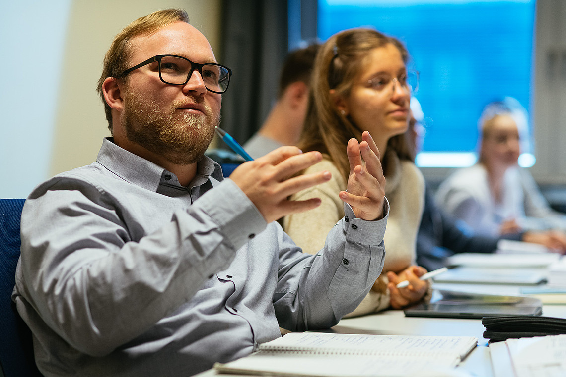 Studierende des Studiengangs Public Management bei einer Vorlesung in Personalrecht bei Prof. Jan Martin Hoffmann 