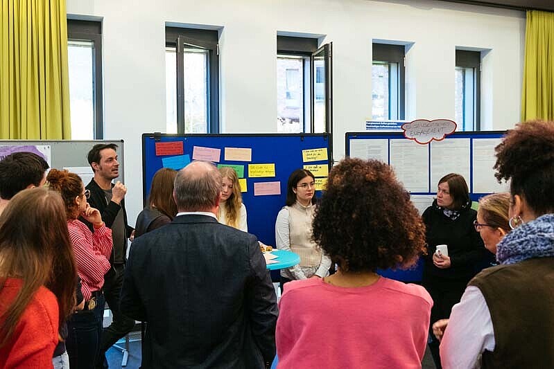 Eine Arbeitsgruppe zu "Studentisches Engagement"  steht vor der Metaplanwand 