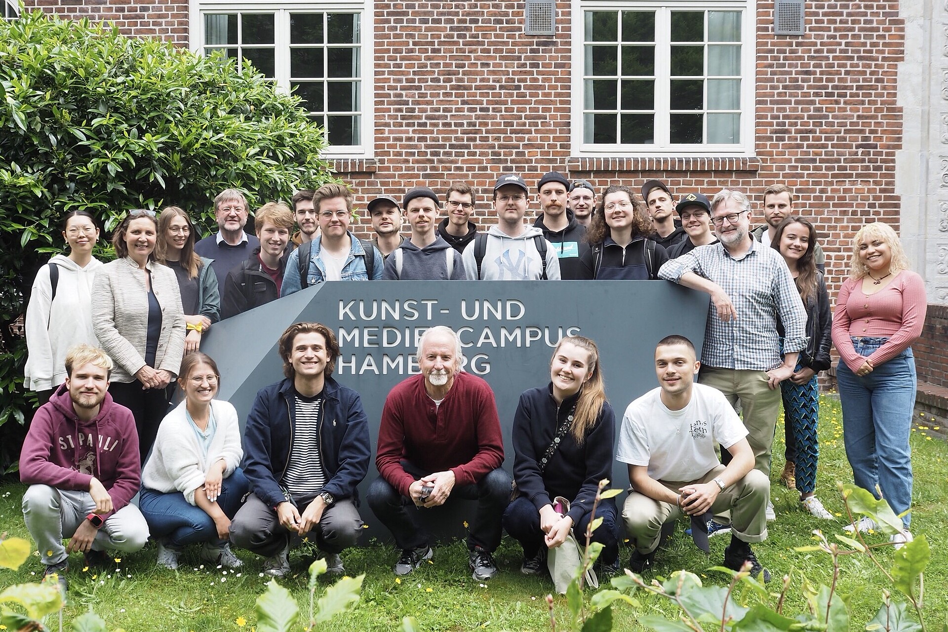 
                                                Gruppen von Studierenden und Lehrenden vor dem Campus Finkenau
                                            