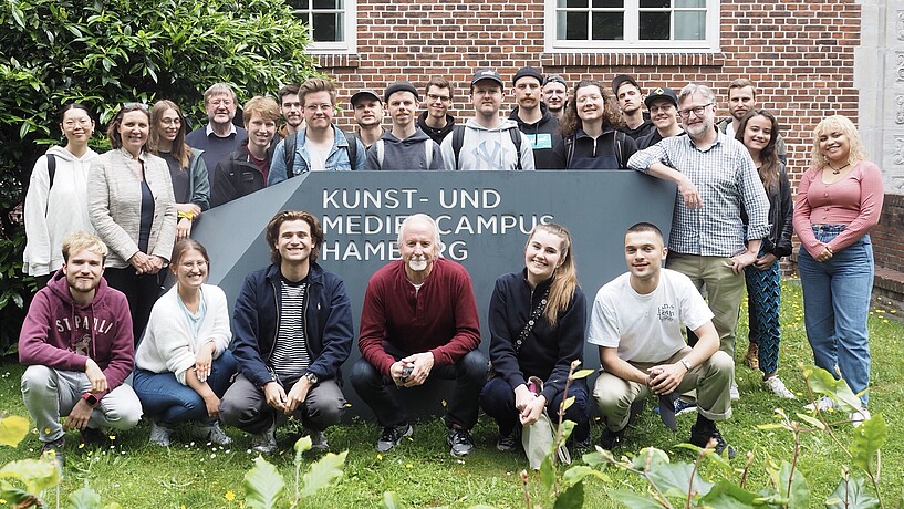 Gruppen von Studierenden und Lehrenden vor dem Campus Finkenau