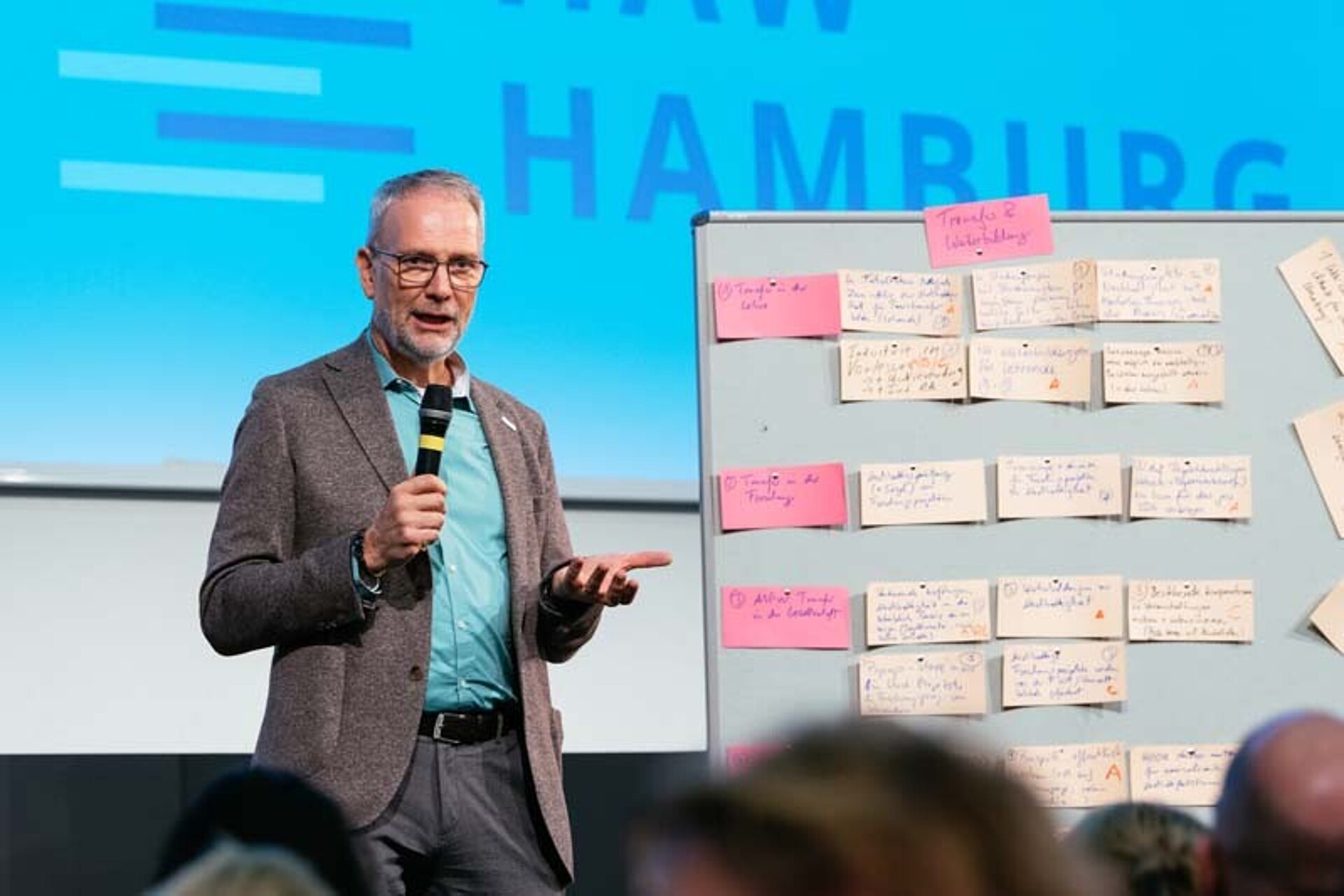 
                                                Mark Hübner-Weinhold spricht
                                            