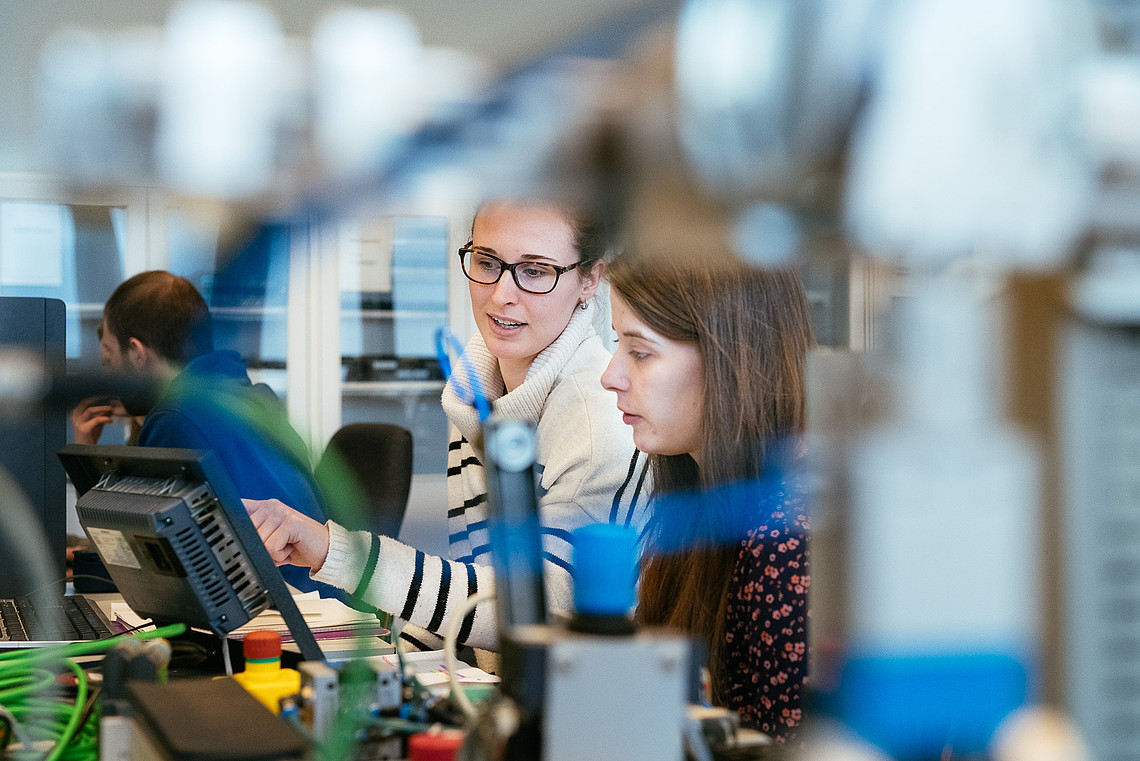 Studierende des Departments Informations- und Elektrotechnik bei einer Laborveranstaltung zum Thema Robotik