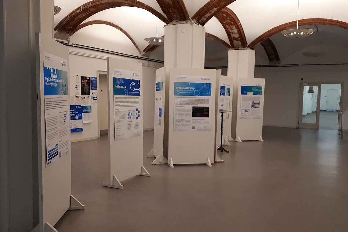 Posterausstellung im Foyer Campus Armgartstraße