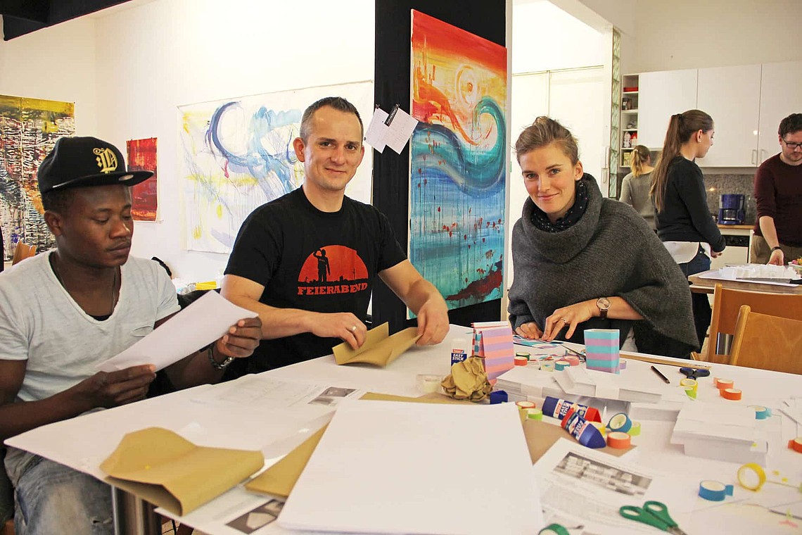 Freiwillige werden kreativ bei einem großen Crafting-Event