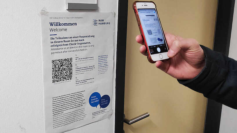 ein QR-Code wird mit einem Smartphone gescannt